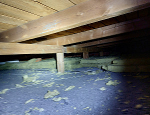 Zateplení stropu rodinného domu pomocí foukané izolace